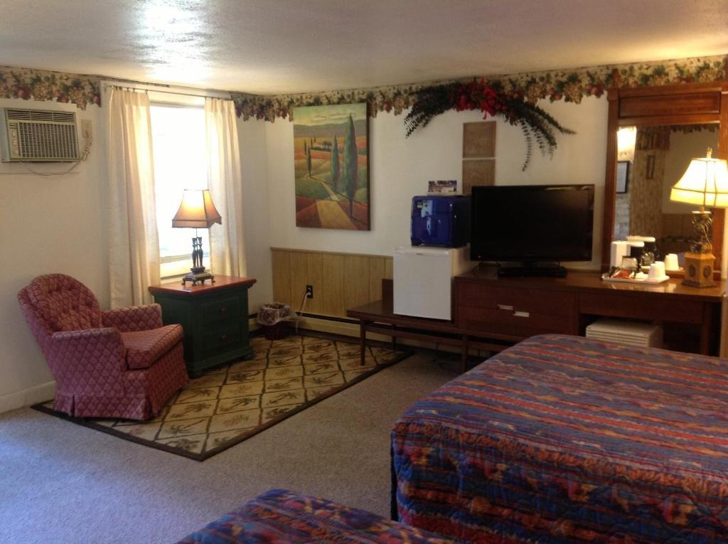 Lake Winnipesaukee - Waterfront - 526 Weirs Beach Room photo